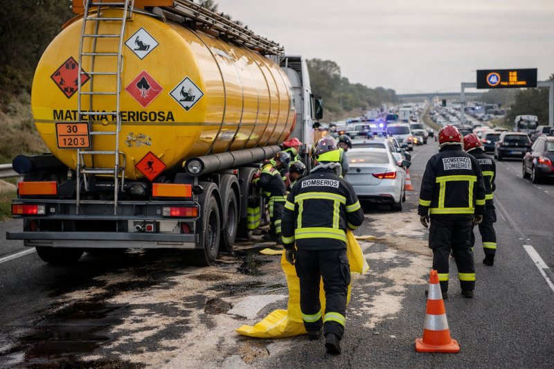 Colisão na A2 em Palmela envolve camião de mercadorias perigosas e condiciona&nbsp;trânsito