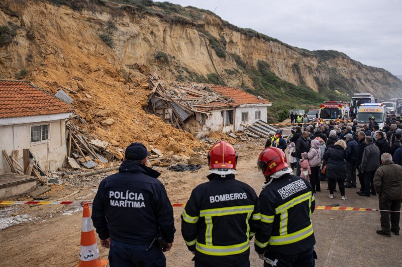 “O perigo mantém-se”. Dezenas de pessoas deslocadas após derrocada na Costa da&nbsp;Caparica