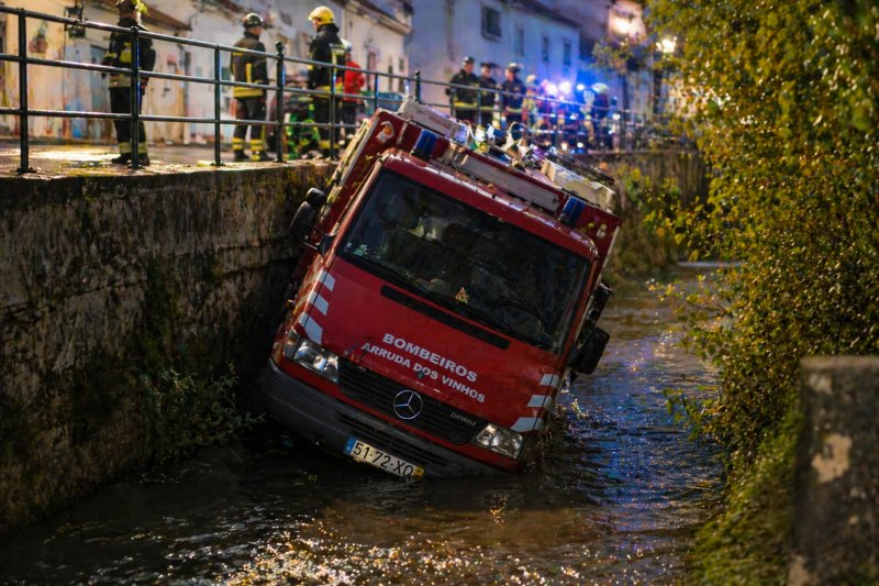 Camião dos Bombeiros de Arruda dos Vinhos cai a curso de água após combater incêndio provocado por&nbsp;explosão