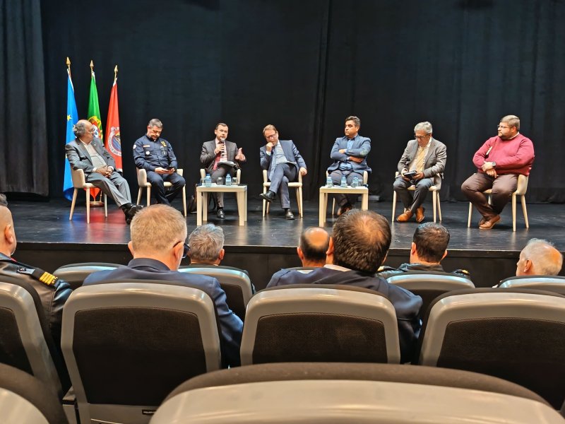 Bombeiros de Pinhal Novo numa reunião com o&nbsp;MAI