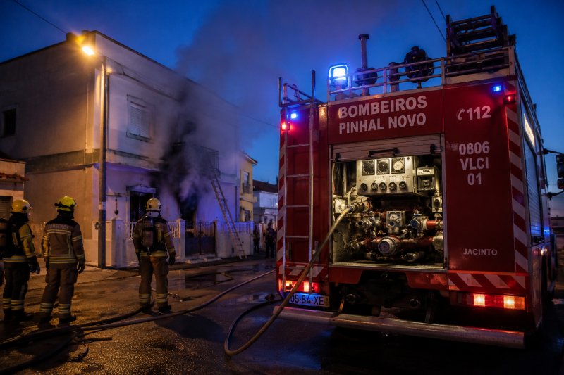 Incêndio em habitação no Pinhal Novo faz um&nbsp;morto